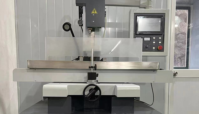 蘇州中航長風(fēng)簡析數(shù)控電火花小孔機(jī)與手搖電火花小孔加工機(jī)床如何選擇